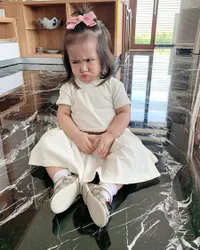 6 Potret Anak Momo Geisha yang Makin Lucu di Usia 16 Bulan, Pakai Outfit Branded Bak Sosialita Cilik