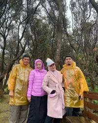 6 Potret April Jasmine Saat Hiking, Outfitnya Bikin Gagal Fokus
