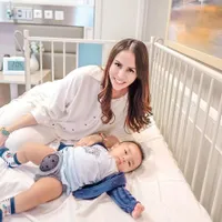 6 Potret Baby Abe Putra Momo Geisha yang Kini Berusia 6 Bulan, Baru Saja Disunat - Wajah Tampannya Bikin Netizen Salah Fokus