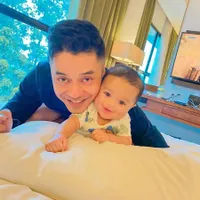6 Potret Baby Ardashir Putra Adly Fairuz dan Angbeen Rishi yang Jarang Disorot, Ganteng Banget dengan Mata Bulat - Sering Berekspresi Kocak 