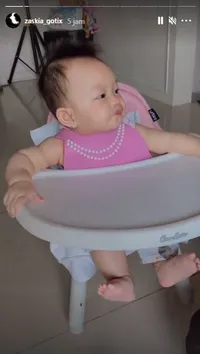 6 Potret Baby Arsila Lahap Disuapi Zaskia Gotik, Makan Sampai Cemong Warna Merah Bikin Netizen Gemas
