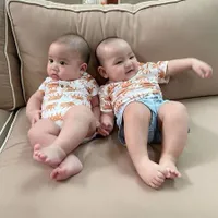 6 Potret Baby Athar Playdate Bareng Baby Shaquille, Gemesin Banget Pakai Baju Kembaran
