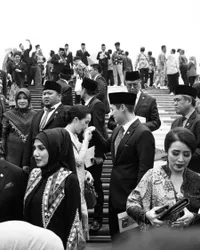 6 Potret Beby Tsabina Bak Ibu Pejabat, Dampingi Suami Dilantik Jadi Anggota DPR - Tenteng Tas Harga Fantastis