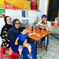 6 Potret Cantik Mertua Arya Saloka, Masih Awet Muda dan Memesona