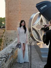 6 Potret Cantik Shin Min-Ah di Acara Brand Perhiasan di Madrid, Pesonanya Membius Banyak Orang