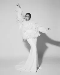 6 Potret Celine Evangelista dalam Photoshoot Terbaru, Aura Cantik Makin Terpancar dalam Foto Hitam Putih - Gaunnya Elegan Banget