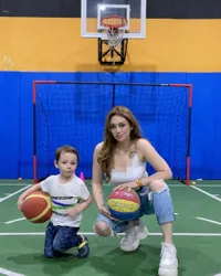 6 Potret Celine Evangelista Main Basket Bersama Anak-Anak, Tato Pernikahannya Jadi Sorotan - Penuh Pesona Bak ABG Pakai Tank Top Putih