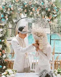 6 Potret Detail Make Up Dinda Hauw Saat Akad Nikah, Menawan dengan Bibir Merah Merekah