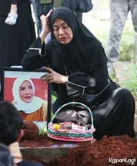 6 Potret Elma Theana Cerita Mimpi Nyawanya  Dicabut Sebelum Sang Ibu Meninggal Dunia