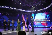 6 Potret Elvy Sukaesih Raih Penghargaan Khusus di IDA 2024, Tampil Cantik dalam Balutan Gaun Berkilau 