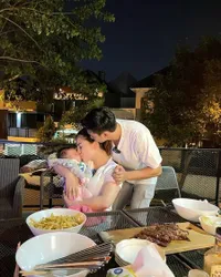 6 Potret Felicya Angelista dan Caesar Hito Rayakan Tahun Baru 2022 Bersama Baby Bible, Nikmati Steak dan Bakar Kembang Api di Balkon Rumah 