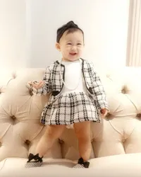 6 Potret Gaya Rumaisha Anak Dian Pelangi dalam Balutan Outfit Hitam-Putih, Swag Banget Pakai Kacamata Hitam - Senyumnya Bikin Meleleh