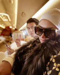 6 Potret Gaya Syahrini Saat Bosan Naik Pesawat Jet Pribadi, Mesra Digigit Reino Barack - Minum Jahe Panas Sambil Minta Dipijat