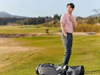 6 Potret Gong Yoo Main Golf, Pesona Gantengnya Secerah Masa Depan