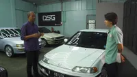6 Foto Iqbaal Ramadhan Kagumi Mobil Era 90-an, Miliknya Ia Beri Nama Si Gelis