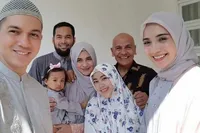 6 Potret Istri Muda Mark Sungkar Bersama Keluarga, Dulu Sempat Ditentang Habis-Habisan Oleh Shireen Sungkar