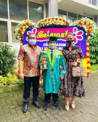 6 Potret Ivan Putra Inul Daratista Wisuda SD, Tampil Gagah Pakai Toga - Netizen: Sekolah Online di Rumah Tahu-Tahu Lulus