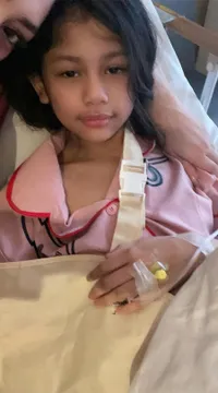 6 Potret Jemima Guri Anak Celine Evangelista Alami Kecelakaan, Harus Jalani Operasi Karena Patah Tulang dan Kesakitan - Banjir Doa dari Netizen