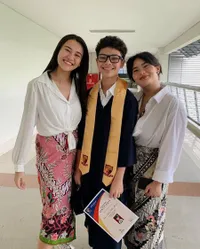 6 Potret Keanu Massaid Putra Mendiang Adjie Massaid Saat Wisuda SD, Ditemani Zahwa dan Aaliyah - Makin Ganteng dan Berkacamata