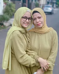 6 Potret Kebersamaan Putri DA dengan Ibunda yang Kini Tinggal Kenangan, Sempat Berkumpul Saat Lebaran - Ibadah ke Tanah Suci 