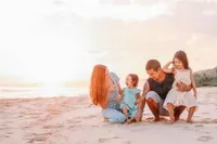 6 Potret Keseruan Yasmine Wildblood dan Keluarga Berlibur ke Sumba, Asyik Lari-Lari Dikejar Ombak - Sempat Naik Kuda