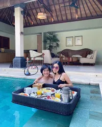 6 Potret Kevin Aprilio - Vicy Melanie Usai Resmi Jadi Suami Istri, Pose di Atas Ranjang Sampai Pangku-pangkuan 