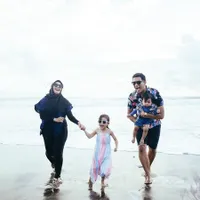 6 Potret Liburan Tantri Syalindri ke Bali Bersama Suami dan Anak, Asyik Main di pantai - Kocak Pasang Wajah Nempel Kaca