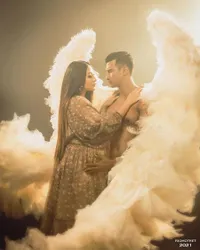 6 Potret Maternity Shoot Terbaru Margin Wieheerm yang Unik Bernuansa Surgawi, Alie Syakieb Gagah Tampil Bak Guardian Angel 