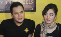 6 Potret Mesranya Saipul Jamil & Indah Sari, Tulis Lagu Spesial Tanda CLBK?