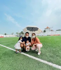 6 Potret Momo Geisha Asyik Bermain Sama Anak di Stadion Milik Sendiri, Kocak Gocek Bola Sambil Pakai Payung - Gawangnya Imut Abis!