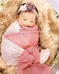 6 Potret Newborn Photoshoot Anak Felicya Angelista dan Caesar Hito, Lesung Pipi Baby Bible Bikin Gemas