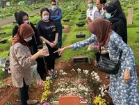 6 Potret Keluarga Nyekar Almarhumah Rina Gunawan, Ditemani Atalarik Syach dan Teddy Syach