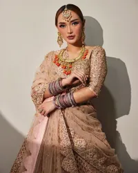 6 Potret Penampilan Zaskia Gotik dalam Balutan Sari Mewah, Cantik Abis Bak Boneka India - Pamer Tubuh Langsing dan Punggung Mulus