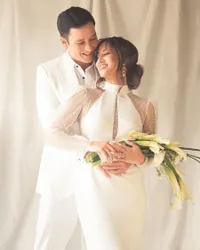 6 Potret Prewedding Mike Lewis dan Janisaa Pradja, Bernuansa Putih - Senyum Bahagia Terpancar