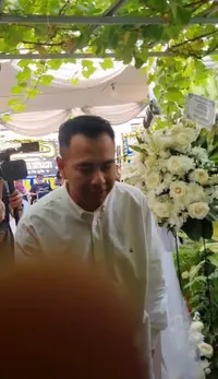 6 Potret Raffi Ahmad Turut Berduka Atas Wafatnya Ayahanda Uya Kuya, Kenang Momen Bersama Kala Bertemu di Tanah Suci 