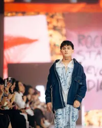 6 Potret Rey Bong Bintang Sinetron 'SALEHA' Saat Melenggang di Catwalk JFW 2025, Apik Bawakan Koleksi Desainer Danjyo Hiyoji - Tatonya Jadi Sorotan