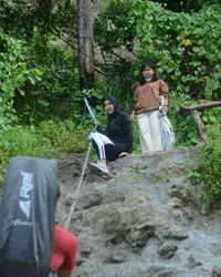 6 Potret Romantis Irish Bella Digendong Sang Suami Saat Turun dari Tebing,  Netizen Sebut Ammar Zoni Lelaki Tangguh!