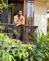 6 Potret Rumah Shaheer Sheikh yang Cozy Abis, Ada Halaman Belakang yang Luas