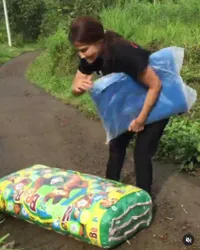 6 Potret Tamara Bleszynski Angkat Kasur Sendiri, Tetap Cantik Jelita dan Malah Banjir Pujian - Sandal Jepitnya Jadi Sorotan