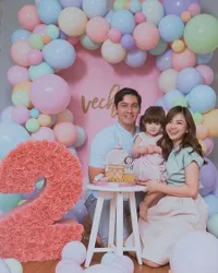 6 Potret Ulang Tahun ke-2 Vechia Anak Samuel Zylgwyn, Dekorasinya Bikin Sendiri