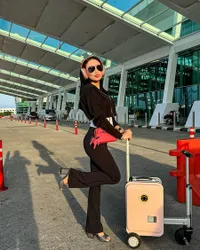 6 Potret Wika Salim Pose Geret Koper di Bandara, Slide Terakhir Sindir Siapa?