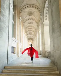 6 Potret Yura Yunita Pakai Baju Merah Jalan-Jalan ke Paris, Dikira Abis Nonton Pertandingan MU