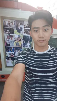 6 Tipe Selfie Ala Seleb Ganteng Korea, Ada Yang Nggak Banget!
