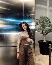 7 Foto Aaliyah Massaid Saat Pakai Crop Top, Pinggang Rampingnya Jadi Sorotan