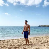 7 Foto Anjasmara Telanjang Dada, Pamer Tubuh Berotot dan Perut Six Pack