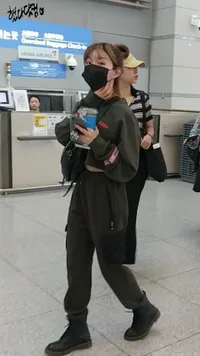 7 Foto Chungha Menuju Indonesia, Rambut Cepolnya Cute Banget