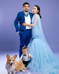 7 Foto Family Portrait Selvi Kitty, Glamour Bernuansa Biru dan Sensual Abis!