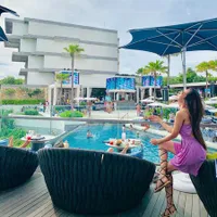 7 Foto Gebetan Vicky Prasetyo di Kolam Renang Ini Bikin Deg-Degan