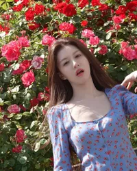 7 Foto Go Yoon Jung dengan Visualnya yang Tetap Cantik Unreal Saat Dandan Casual Sehari-Hari