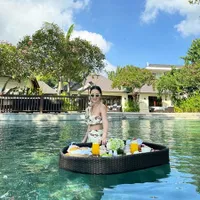 7 Foto Hot Mama Julie Estelle Liburan di Bali, Tampil Cantik Sambil Momong Anak
